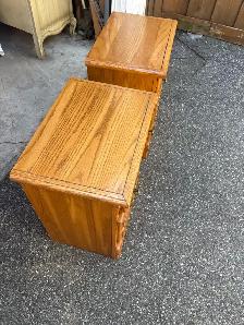 Free delivery used Pair of Vintage Oak Nightstands - Photo 5