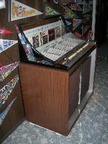Seeburg Vintage Jukebox Console - Photo 2