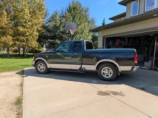 2001 Ford F150 XLT extended cab 1/2 ton/  RWD
