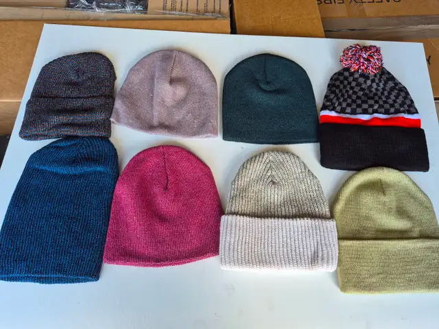LOT DE TUQUES ($2.00 CHACUNE)