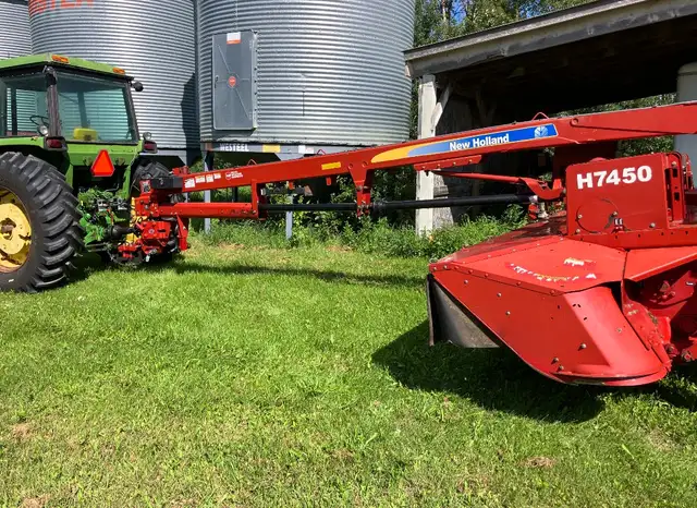 New Holland #7450 13.9 ft Hydro Swing Discbine