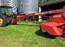 New Holland #7450 13.9 ft Hydro Swing Discbine