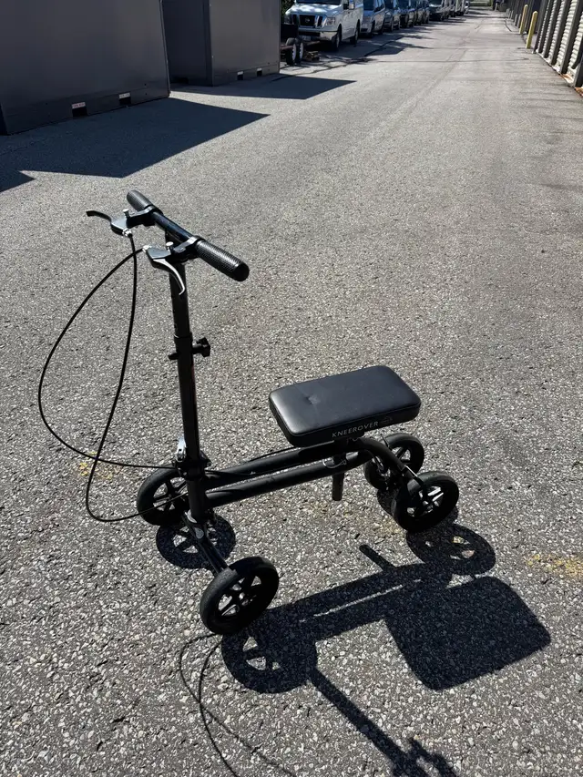 KNEE ROVER: DELIVERY INCLUDED