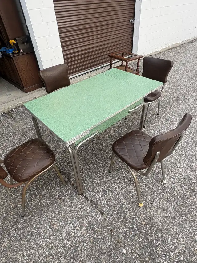 Free delivery used Vintage Retro Dining Table and 4 Chairs