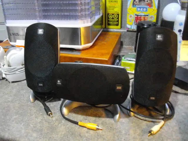 3 SPEAKER SYSTUM WITH RCA PLUGINS