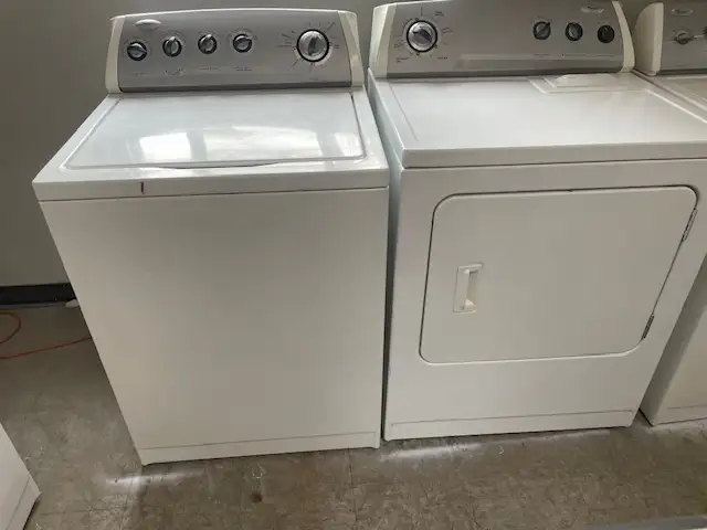 Laveuse sécheuse traditionnelles blanches Whirlpool