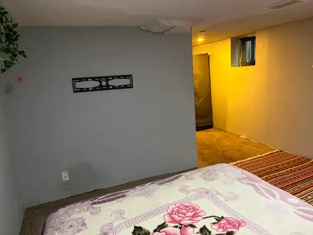 Room by McMaster U /male student house $634 @ mos incl utilities