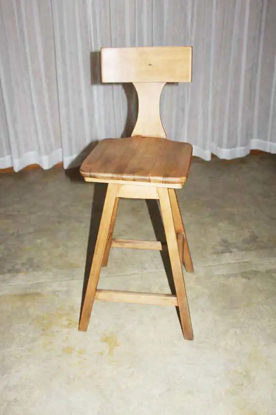 Tabouret en érable solide ancien de (1950) 45$, livré si…