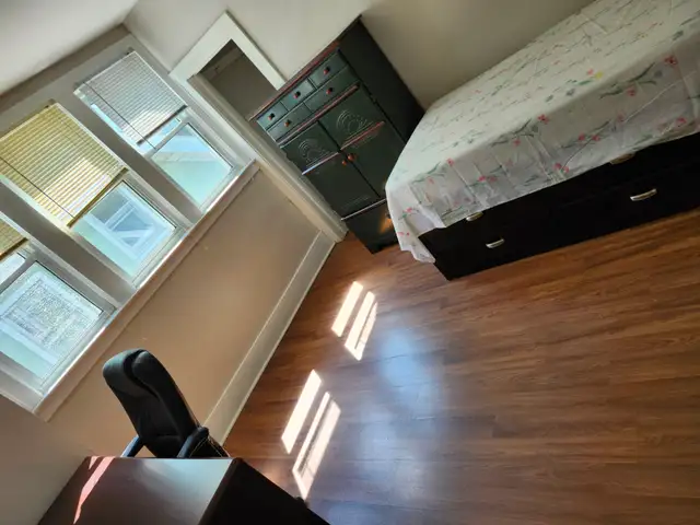 Super location-furnished, clean rooms on Rankin, 5 min. walk UoW