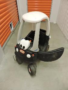 Petite voiture Little Tikes pour enfant.