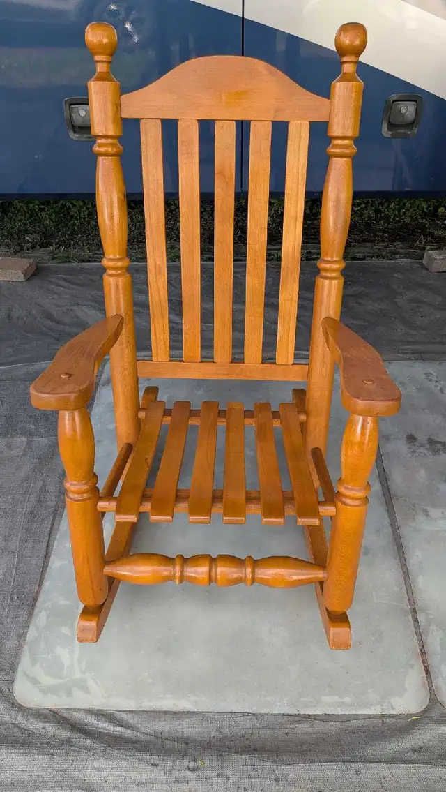 Chaise bersante en bois