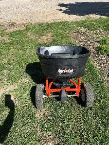 Agri-Fab Tow behind fertilizer spreader - Photo 2