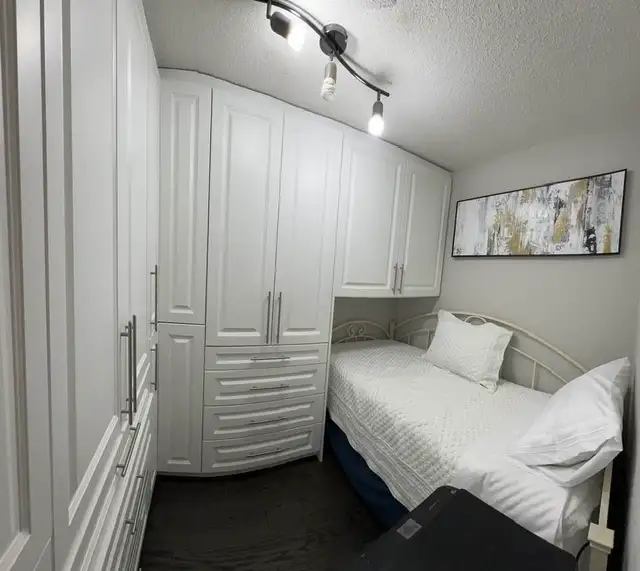Oct 1st, Private Furnished Den/Room, Heart of Downtown/King/John