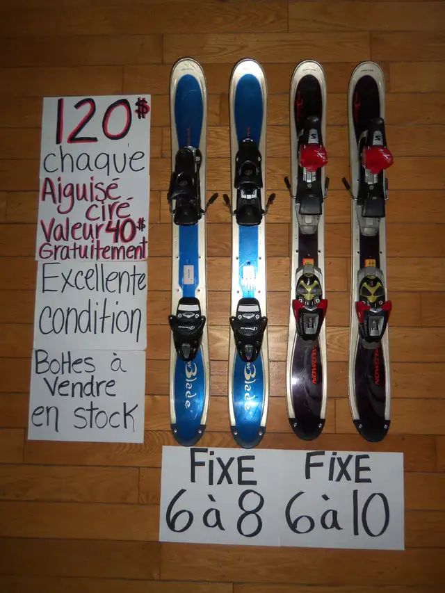 Plusieurs mini ski snowblades avec fixes de ski alpin