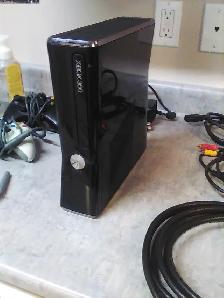 XBOX 360 Slim 228GB Complete 2 Controllers Barely Used w/ Extras - Photo 7