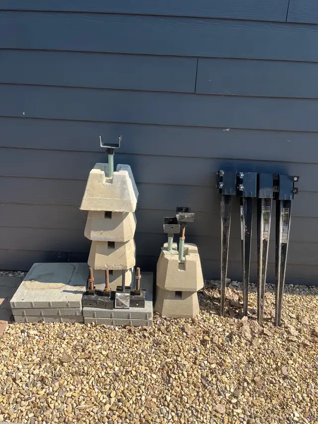 Deck blocks, adjustment screws and supports