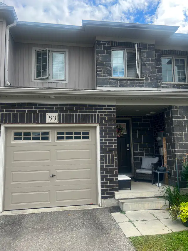 Beautiful 3 bedroom townhouse house rent in Cambridge Ontario