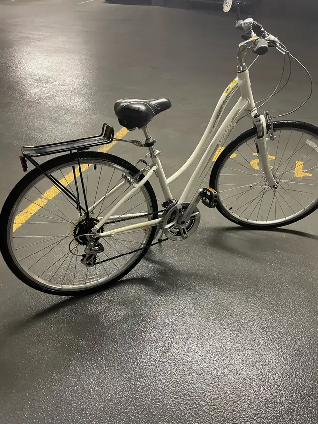 vélo de femme 26 po. peu utilisé