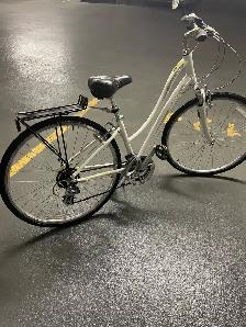 vélo de femme 26 po. peu utilisé