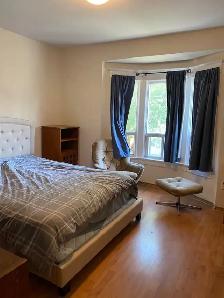 Cozy room in eastyork available from Oct 1st, single /couplre