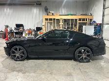 2011 Ford Mustang GT 5.0L - Photo 2