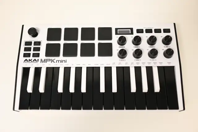 Akai MPK Mini MKIII 25-Note Keyboard/Drum Pad Controller White
