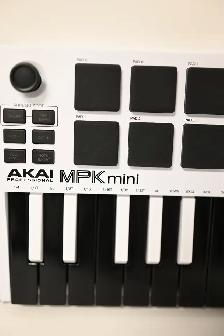 Akai MPK Mini MKIII 25-Note Keyboard/Drum Pad Controller White - Photo 6