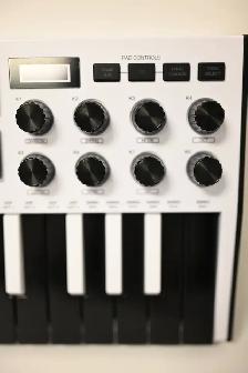 Akai MPK Mini MKIII 25-Note Keyboard/Drum Pad Controller White - Photo 8
