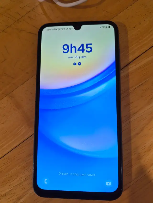 Cellulaire, écouteur et cromecast