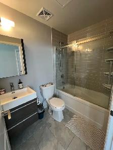 Private room with private washroom available at penthouse - Photo 4