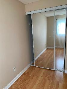 Private spacious room and washroom - Photo 4