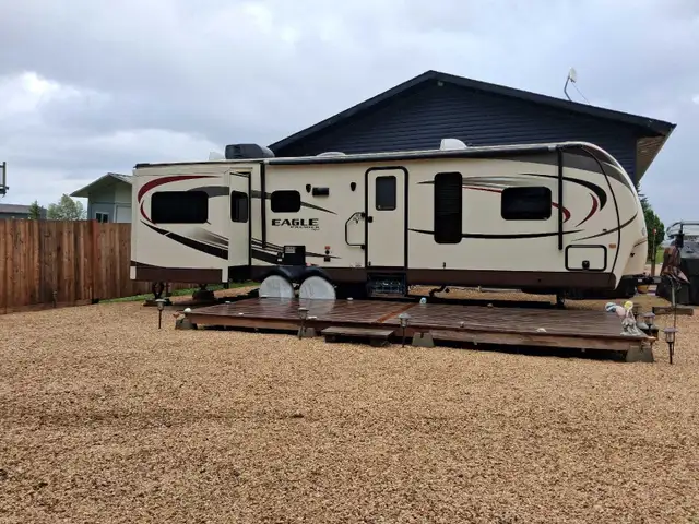 Spacious Jayco Eagle Premier 318 RETS