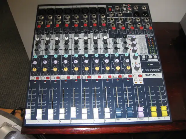 Console Soundcraft EFX-8, 12 entrées à vendre, prix est $550.