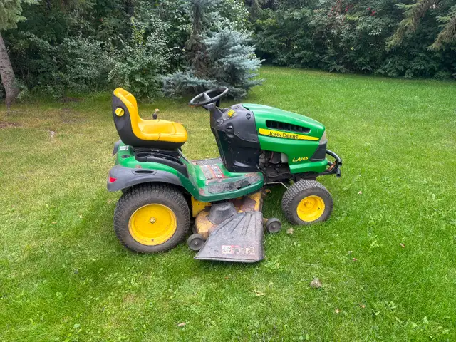 John Deere LA165 Lawn Tractor