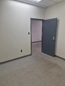 600 sq ft Warehouse Office Space For Rent Islington/Queensway - Photo 2
