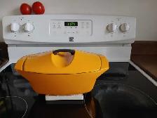 Cocotte LE CREUSET, ' La Coquelle ' en fonte émaillée ( France )