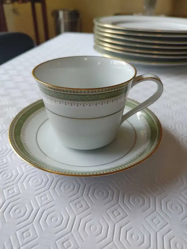 Set de vaisselle ' NORITAKE ' ( 8 couverts ) Japon