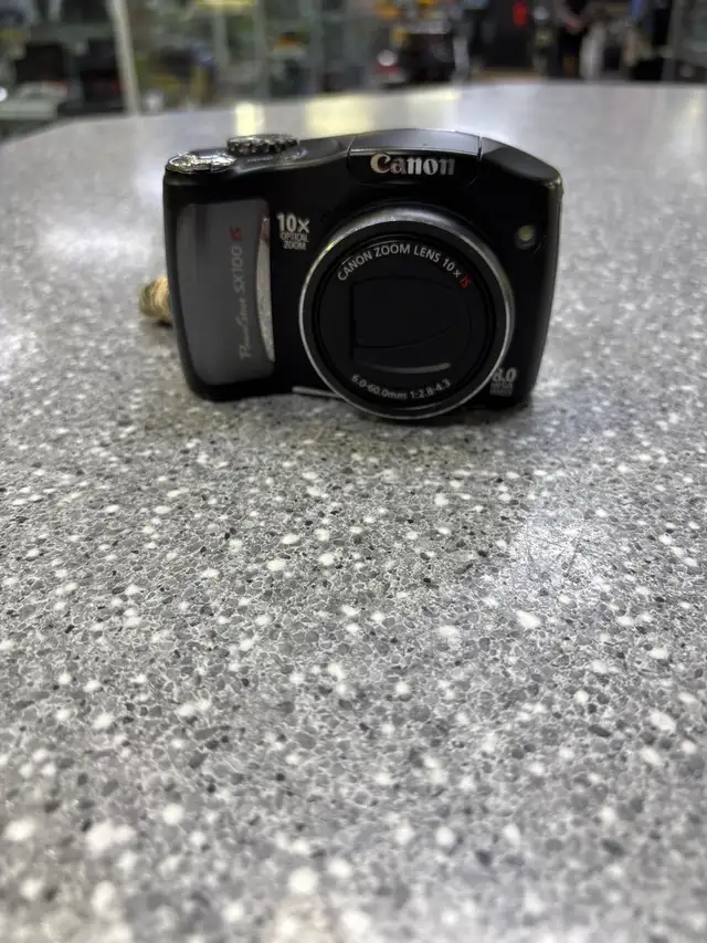 Canon SX100 IS 8MP Digital Camera With Bag