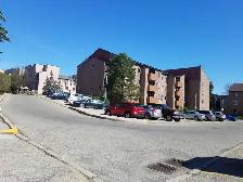 $2400 – Renovated 3-bedroom apartment for Rent - Dundas St E - Photo 2