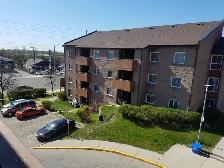 $2400 – Renovated 3-bedroom apartment for Rent - Dundas St E - Photo 4