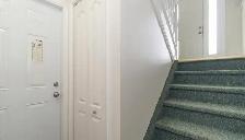 All Inclusive Bright Basement Apartment - Photo 2