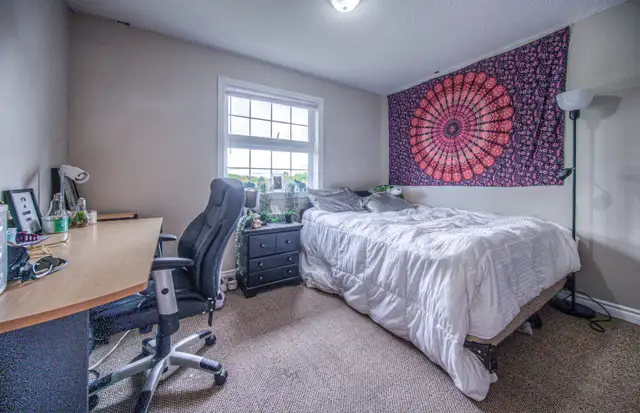 ONE ROOM IN ALL FEMALE UNIT CLOSE TO LAURIER