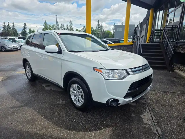 2015 Mitsubishi Outlander ES-ONLY 13,778 KM-Hitch- Heated Seats-