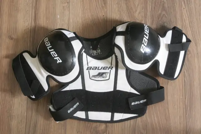HOCKEY shoulder pads/face cage/neckguard/replacement blades