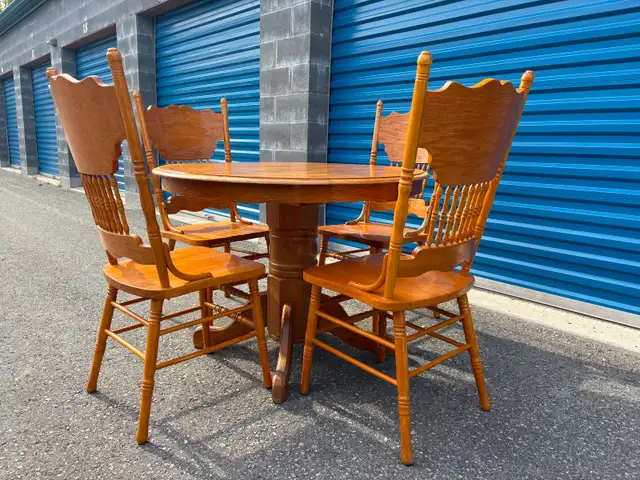 Pedestal Table Set