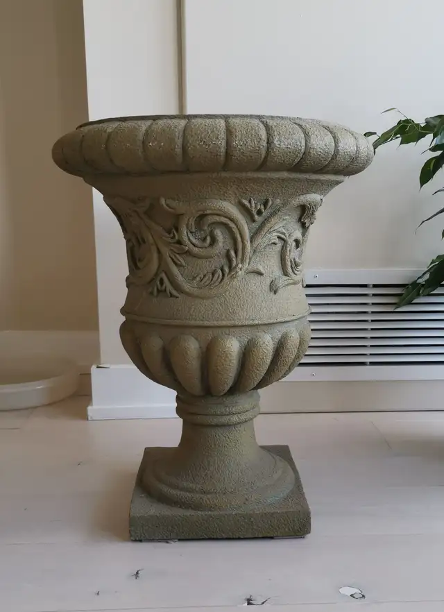 23' Classic Pedestal Large Planter