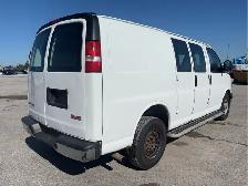 2017 GMC Savana - Photo 5