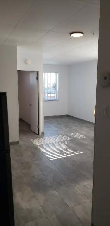 2 1/2 Chauffé, éclairé, semi-meublé. intercom ,caméras de surve - Photo 2