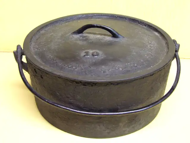 ANTIQUE CHAUDRON DE FONTE