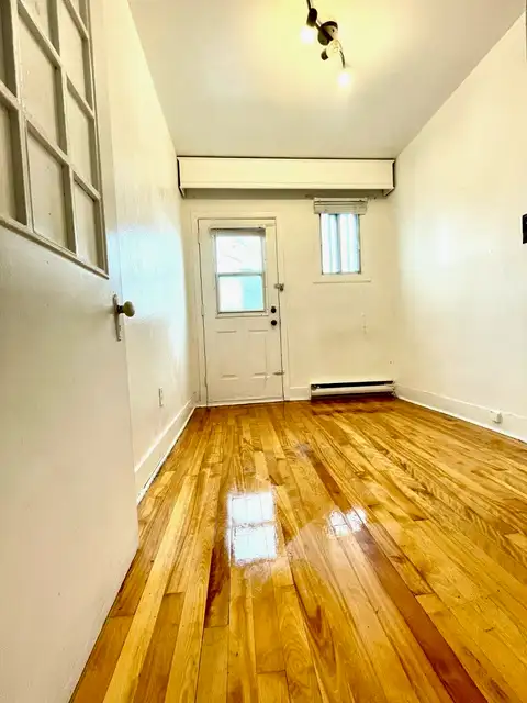 One bedroom in a shared 6 ½ unit near Metros available now